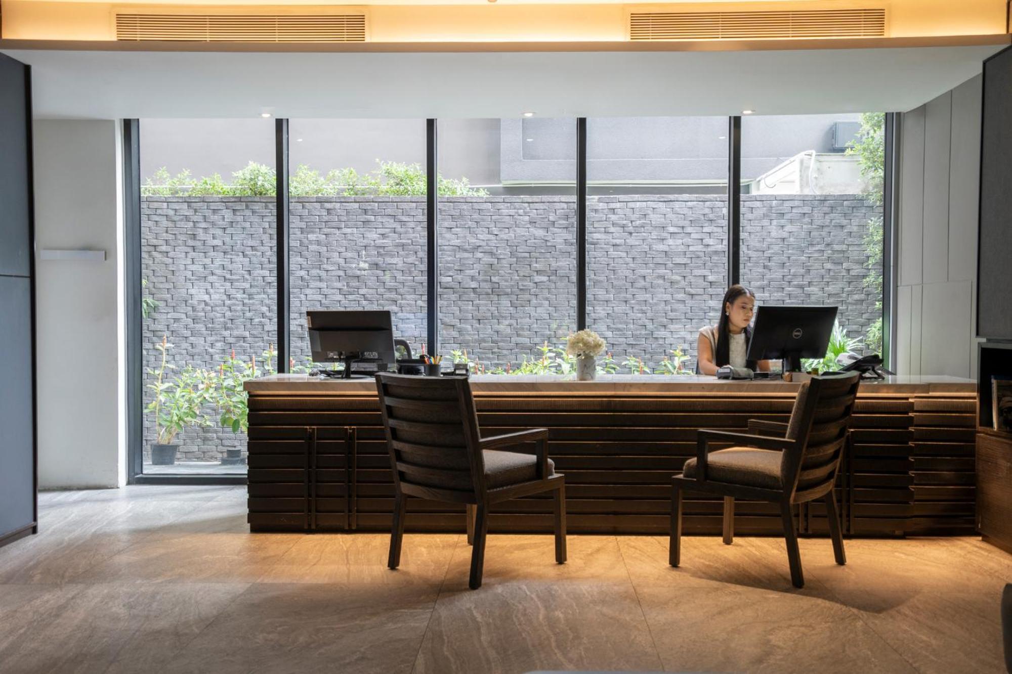 Walton Suites Sukhumvit Bangkok Exteriör bild