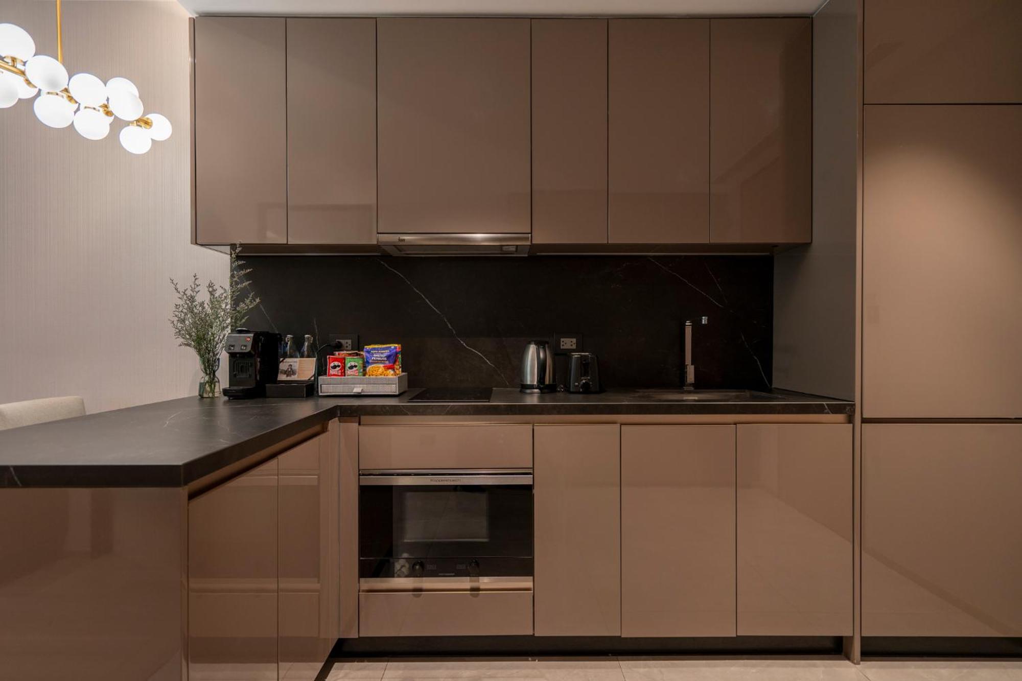 Walton Suites Sukhumvit Bangkok Exteriör bild