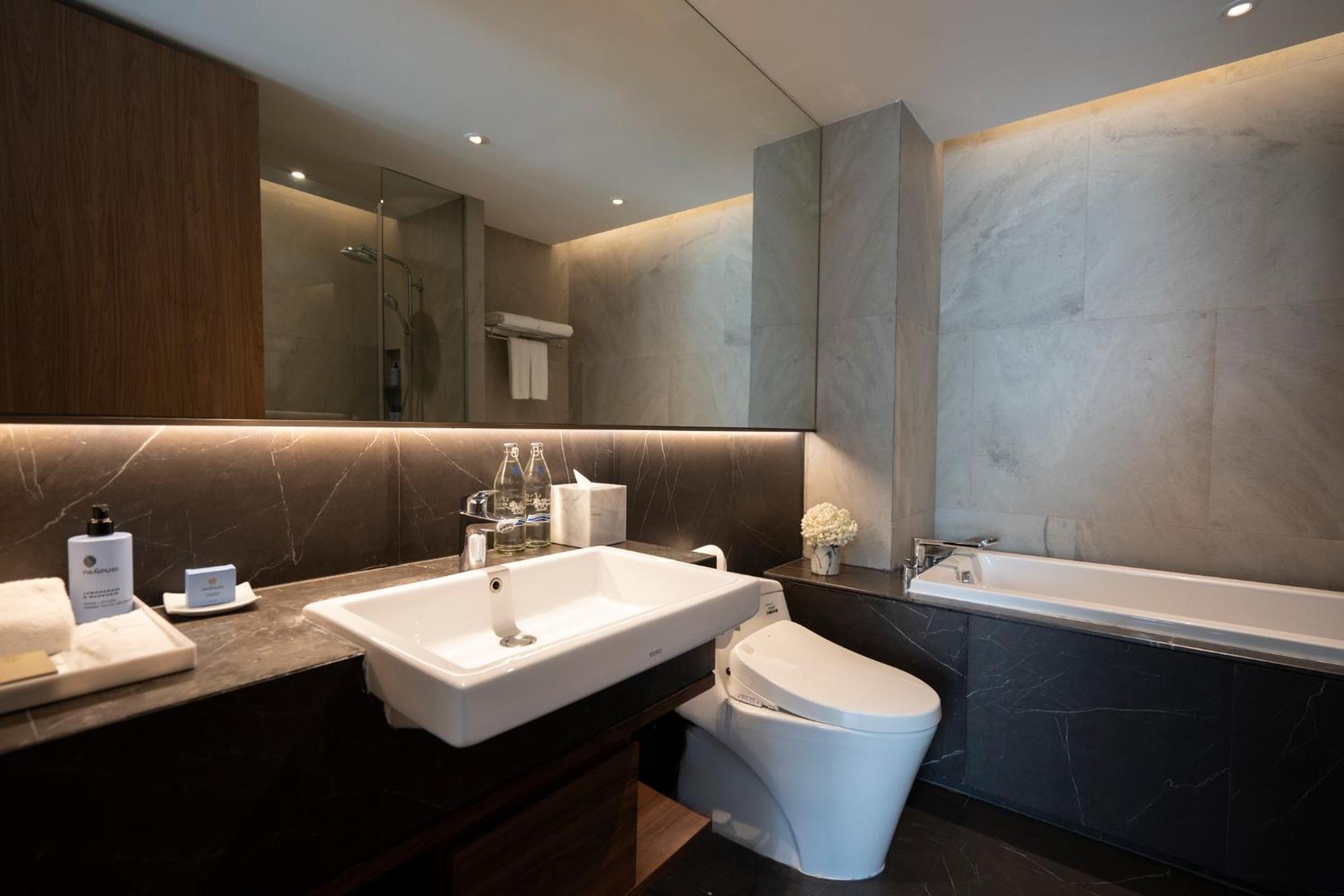 Walton Suites Sukhumvit Bangkok Exteriör bild
