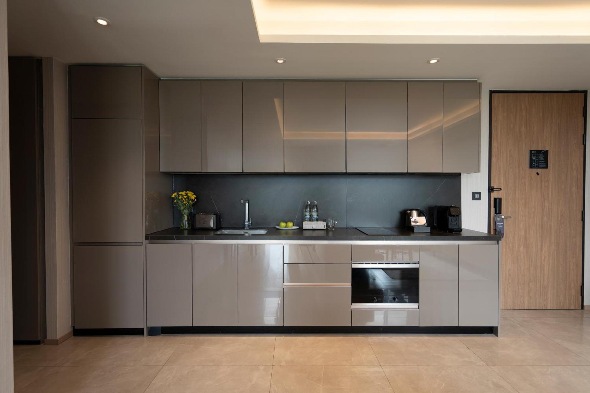 Walton Suites Sukhumvit Bangkok Exteriör bild
