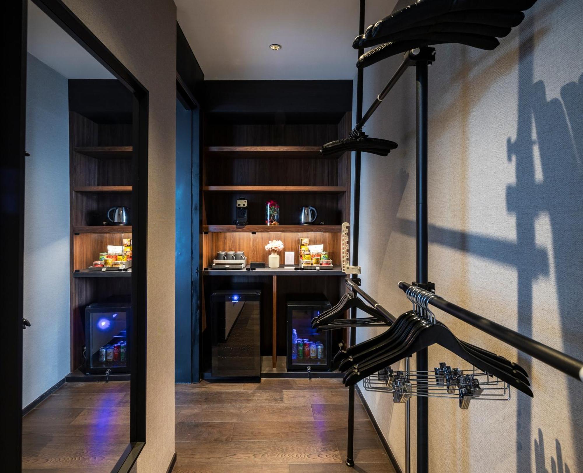 Walton Suites Sukhumvit Bangkok Exteriör bild